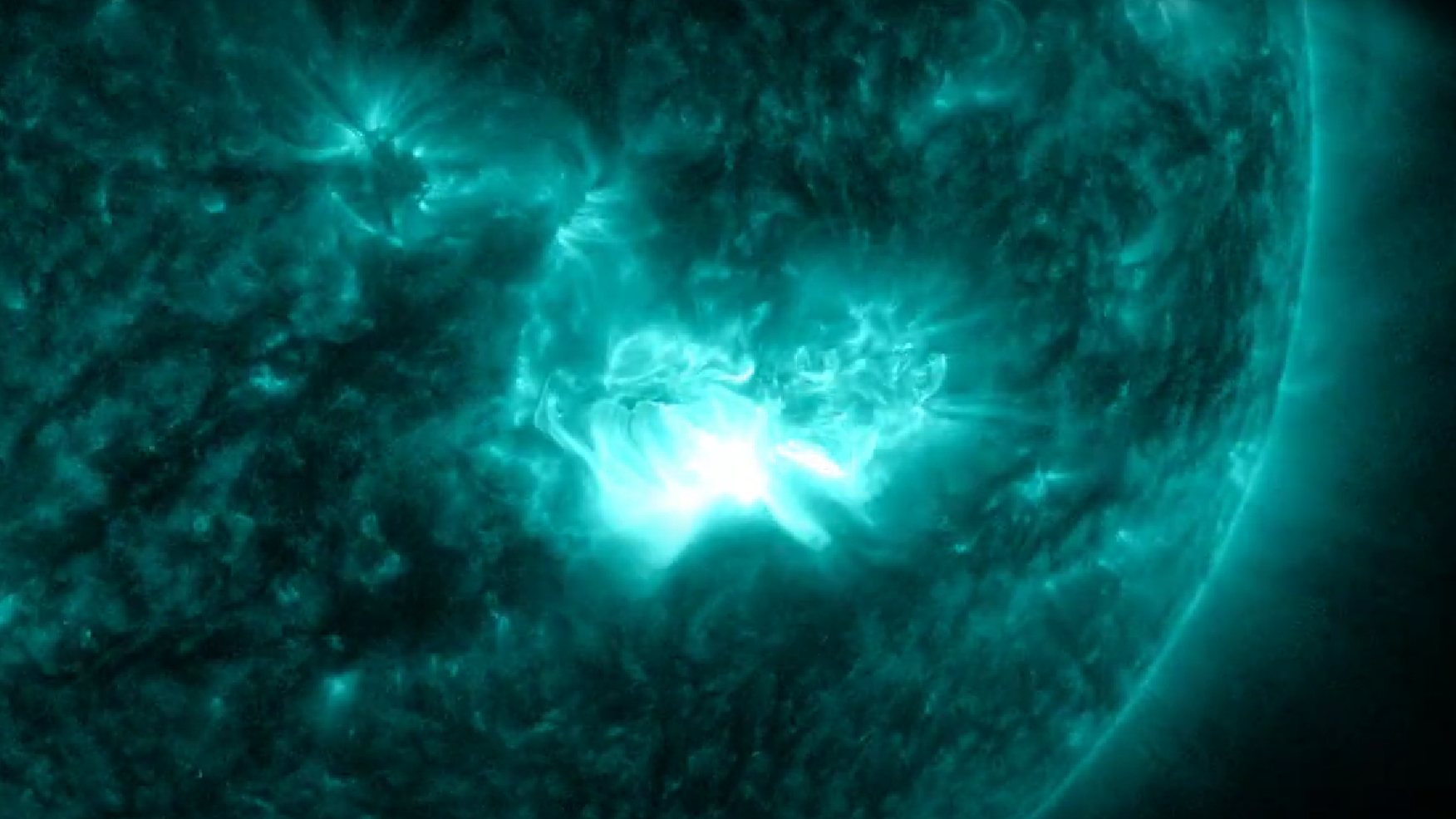 Mancha solar 15 veces más grande que la Tierra provoca una fuerte explosión 5 NASA/SDO/AIA/131