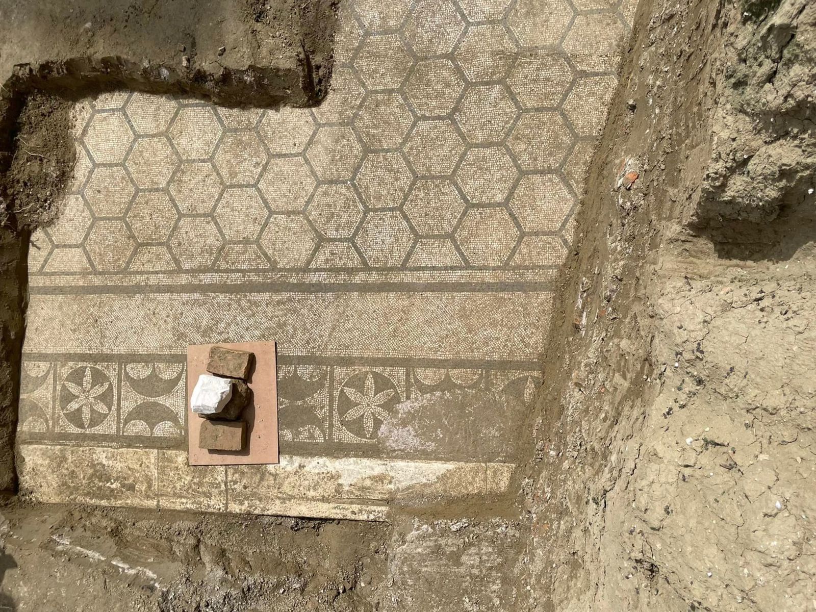 Arqueólogos descubren una antigua piscina romana en Albania 7 Arqueólogos descubren una antigua piscina romana en Albania
