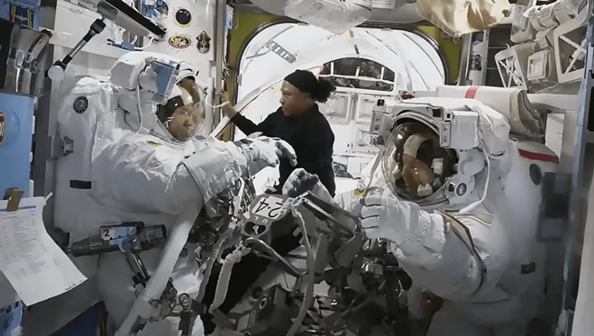 Caminata espacial pospuesta después de que las fugas causaran "literalmente agua por todas partes" en la esclusa de aire 5 Caminata espacial pospuesta después de que las fugas causaran "literalmente agua por todas partes" en la esclusa de aire