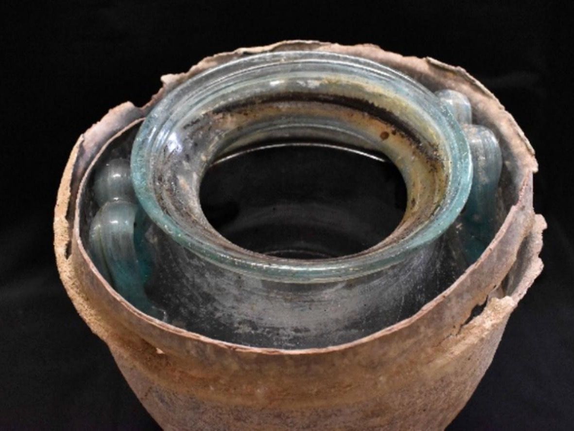 El vino más antiguo jamás encontrado en forma líquida desenterrado en una tumba de 2000 años de antigüedad