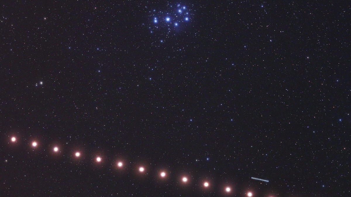 Enfoque de la NASA: Marte y las Pléyades en la foto astronómica del día 5 Tunc Tezel (TWAN)