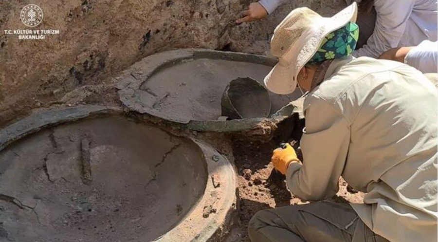 Escudos y cascos de bronce de 2.700 años de antigüedad dedicados al dios principal Haldi