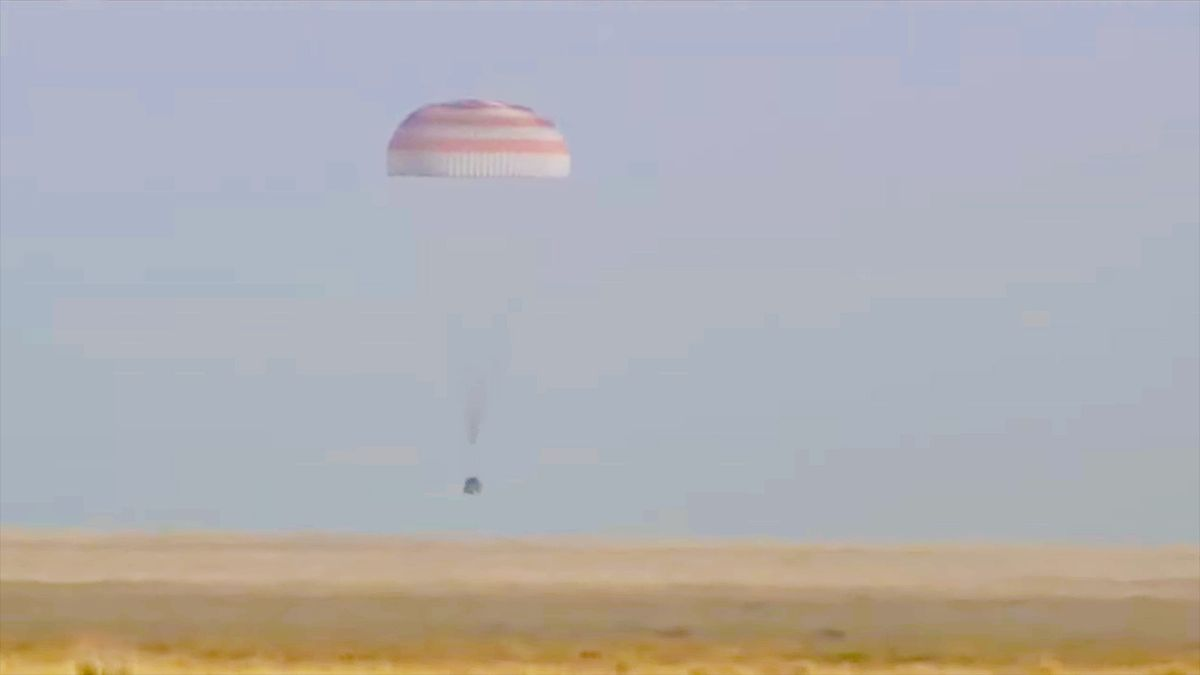 Los cosmonautas baten el récord de estancia más larga en el espacio 5 NASA TV/Roscosmos