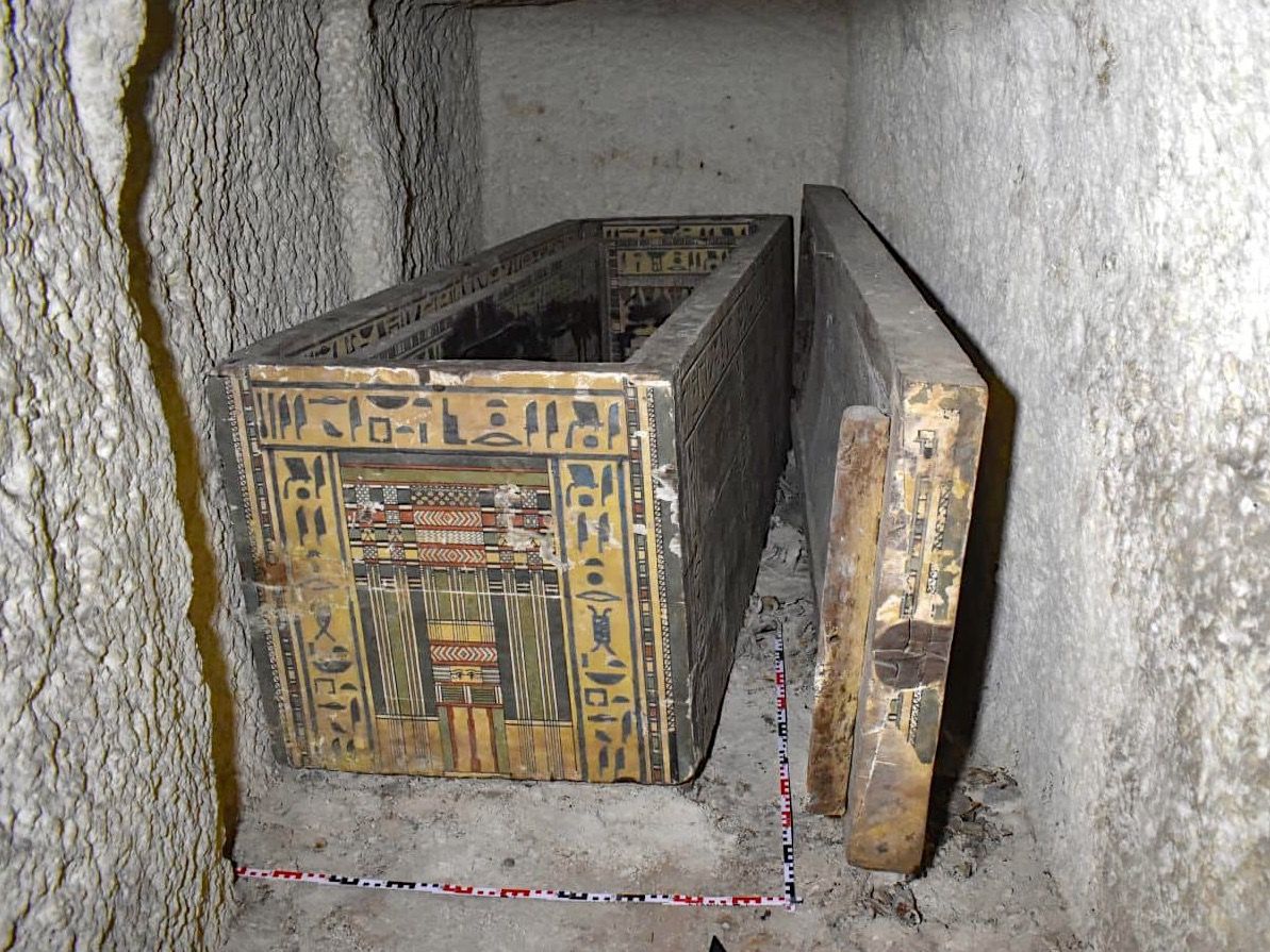 Arqueólogos descubren ataúdes intrincadamente decorados que pertenecen a la única hija de un gobernador del antiguo Egipto