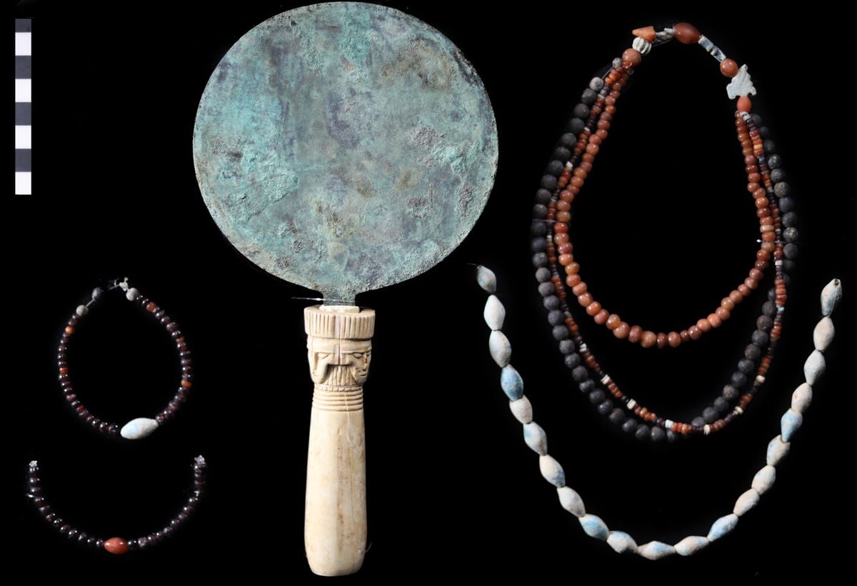 Arqueólogos descubren una tumba familiar del antiguo Egipto llena de collares, pulseras y anillos 7 Arqueólogos descubren una tumba familiar del antiguo Egipto llena de collares, pulseras y anillos
