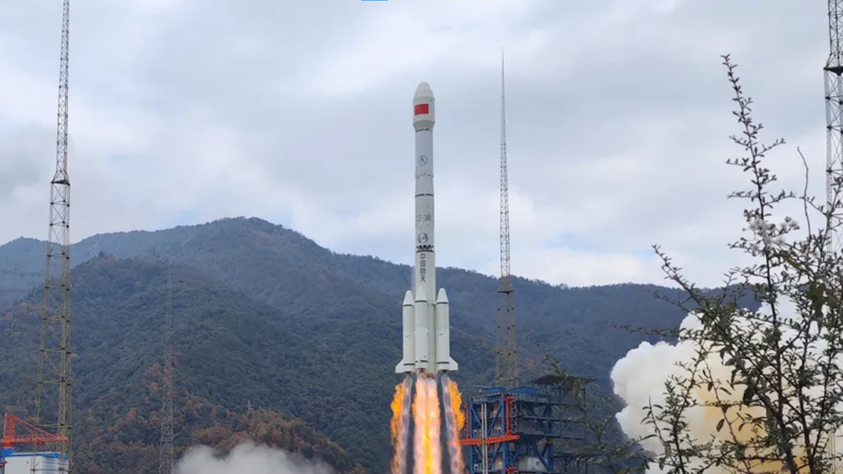 La hélice de cohetes de China cae cerca de casa y explota 5 CAST