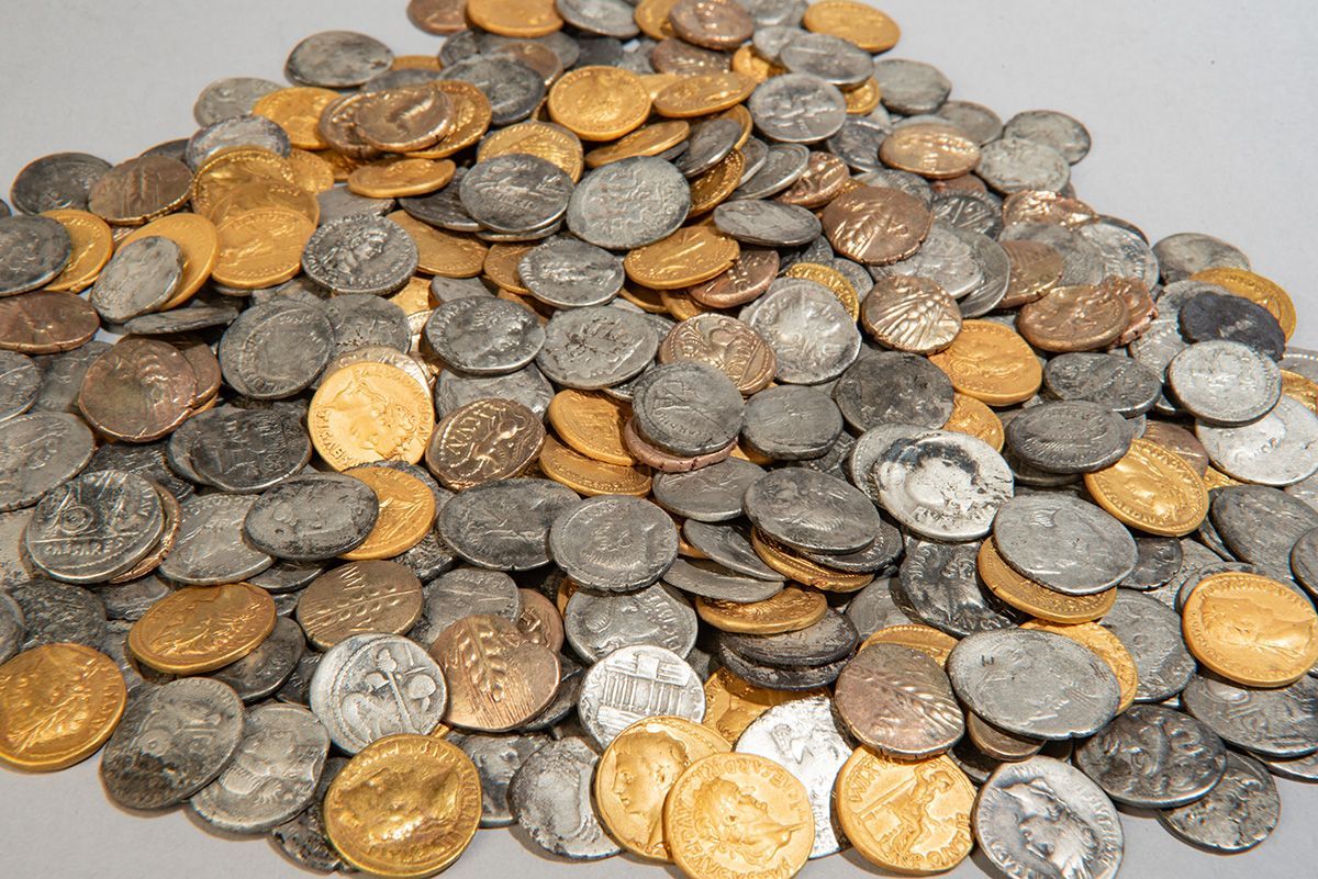 Dos detectores de metales en los Países Bajos tropezaron con cientos de monedas saqueadas de la conquista romana de Gran Bretaña