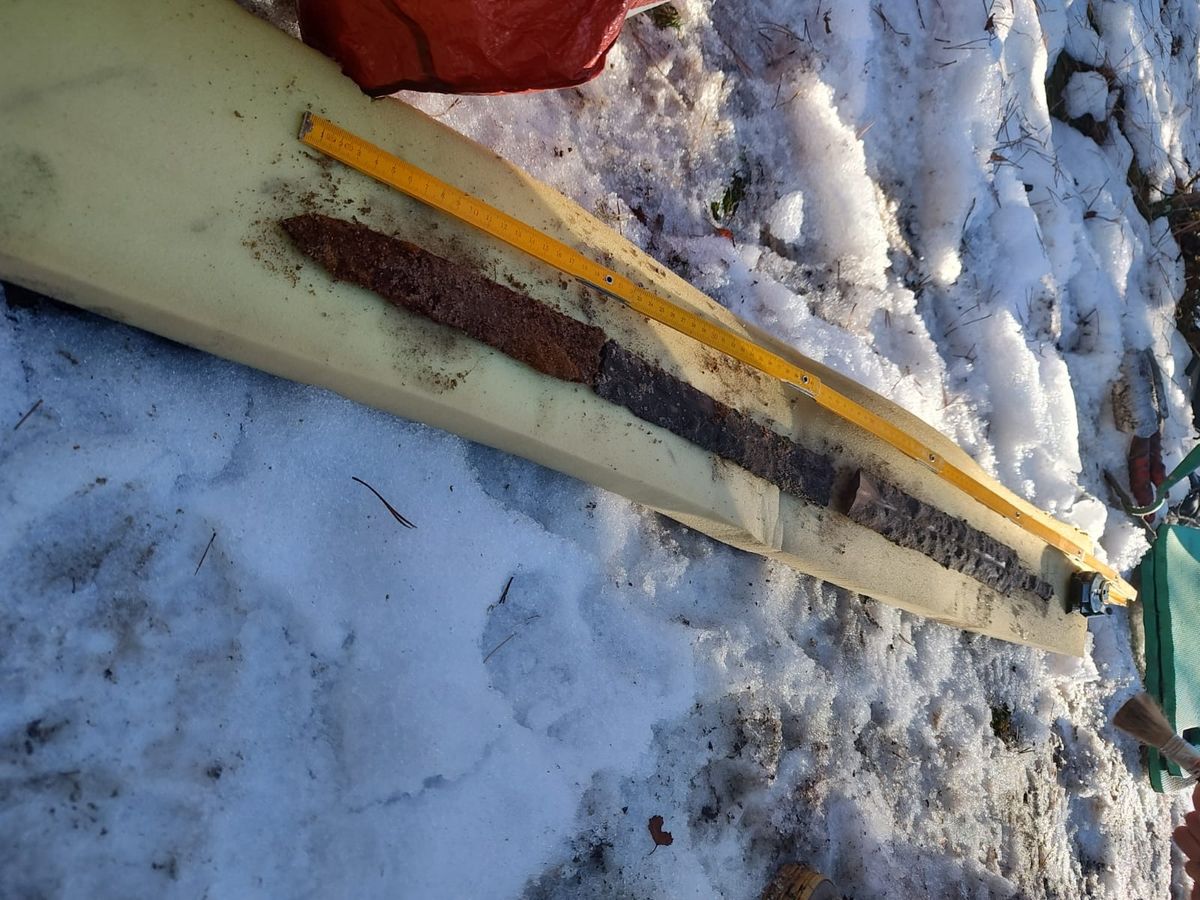 Los detectores de metales se topan con una rara espada romana de 2.000 años en Polonia 7 Los detectores de metales se topan con una rara espada romana de 2.000 años en Polonia