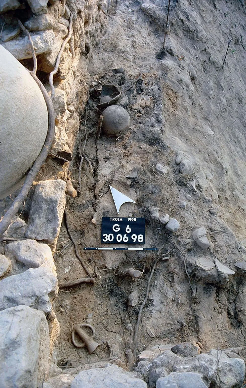¿Quién bebió vino en el antiguo Troy? Una nueva investigación sugiere que casi todos 3 Un copa de depas in situ en Troy